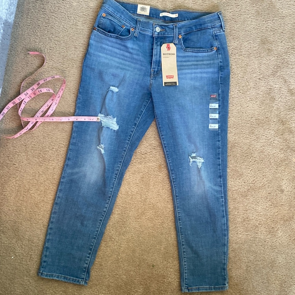 NWT LEVI’S BOYFRIEND- Midrise Tapered Leg Size 10 W30xL27